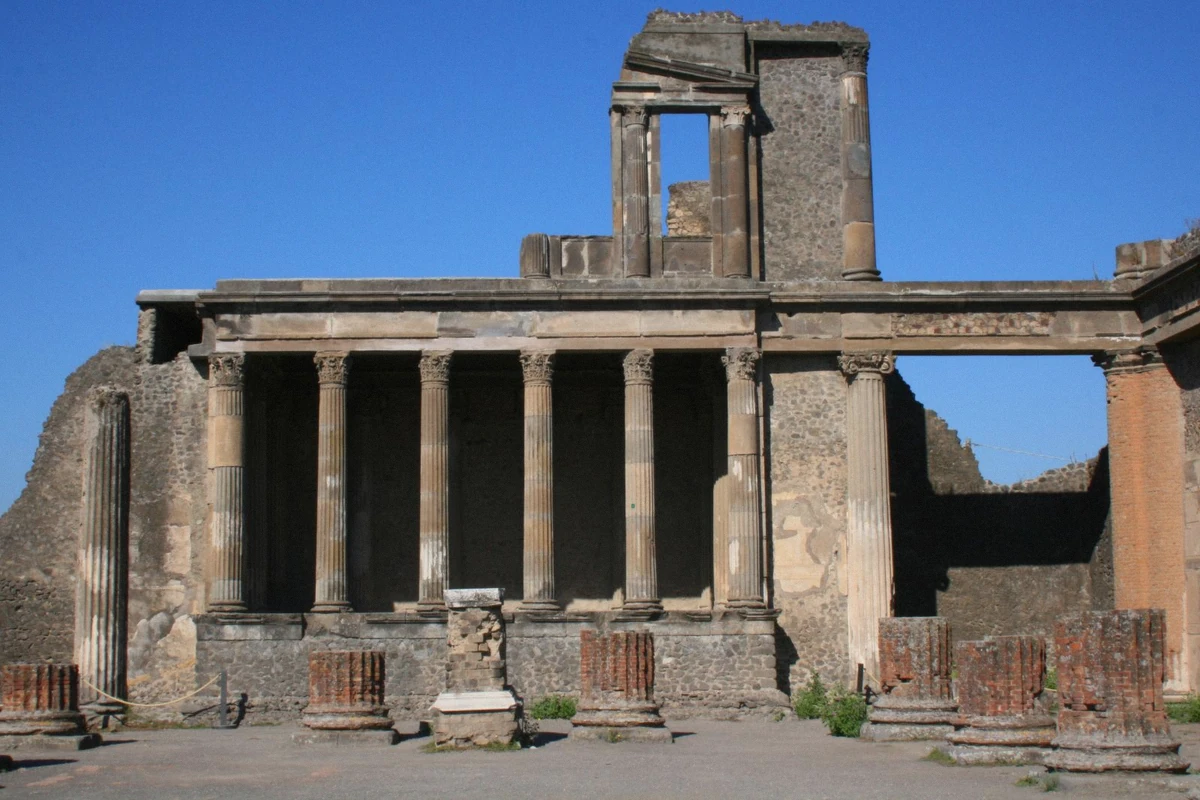 Quiet corners of the Pompeii ruins that small private tours reach between the crowds